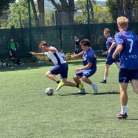 Wręczenie nagrody dla najlepszego bramkarza turnieju Robertowi Wice z Lendi Gdynia FC podczas II Turnieju Charytatywnego w Rumi