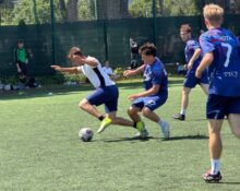 Wręczenie nagrody dla najlepszego bramkarza turnieju Robertowi Wice z Lendi Gdynia FC podczas II Turnieju Charytatywnego w Rumi