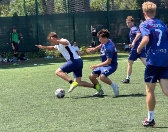 Wręczenie nagrody dla najlepszego bramkarza turnieju Robertowi Wice z Lendi Gdynia FC podczas II Turnieju Charytatywnego w Rumi