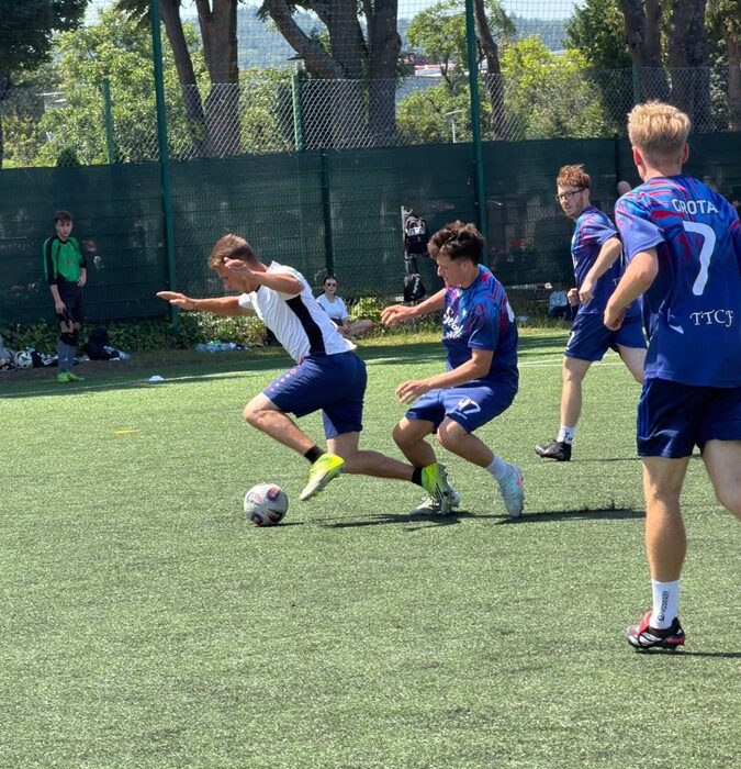 Wręczenie nagrody dla najlepszego bramkarza turnieju Robertowi Wice z Lendi Gdynia FC podczas II Turnieju Charytatywnego w Rumi
