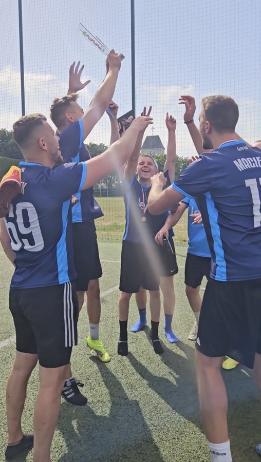 Zawodnicy Lendi Gdynia FC świętują zwycięstwo w II Turnieju Charytatywnym w Rumi - unoszą puchar nad głowy