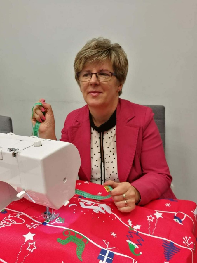 Danuta Zaczek - instruktorka kursu krawieckiego zawodowego z ponad 40-letnim stażem przy maszynie do szycia