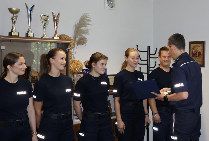 Wręczenie listu gratulacyjnego nowej policjantce w Komendzie Powiatowej Policji w Wejherowie