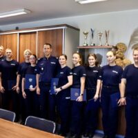 Dziesięciu nowych policjantów Komendy Powiatowej Policji w Wejherowie na zdjęciu grupowym