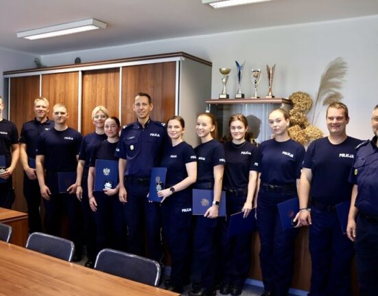 Dziesięciu nowych policjantów Komendy Powiatowej Policji w Wejherowie na zdjęciu grupowym