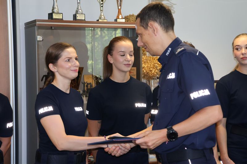 Nowi policjanci podczas uroczystej zbiórki w Komendzie Powiatowej Policji w Wejherowie